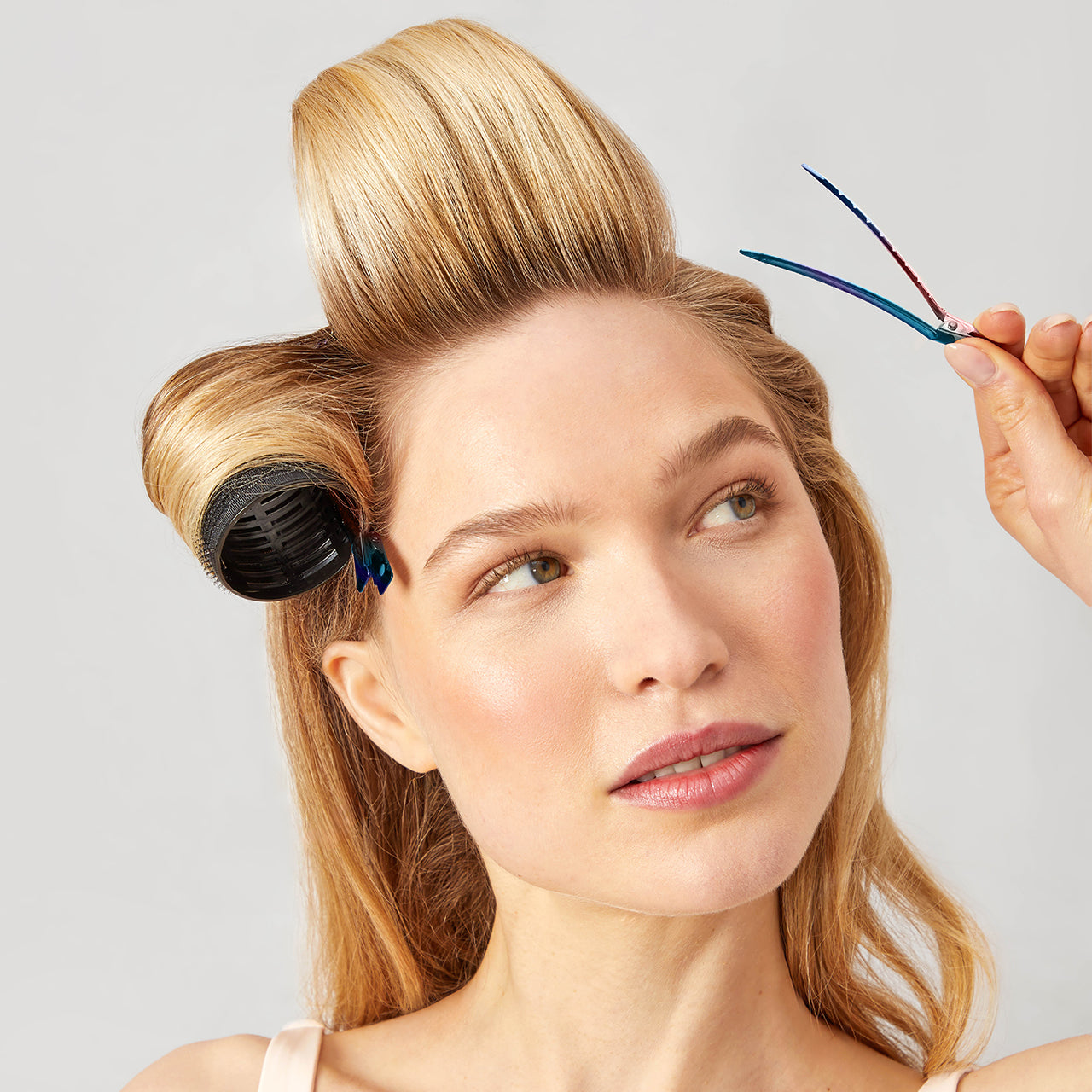 3409-0331-KitschxHairByChrissy-CeramicThermalRollers-StylingClips-Model-1280x1280px.jpg