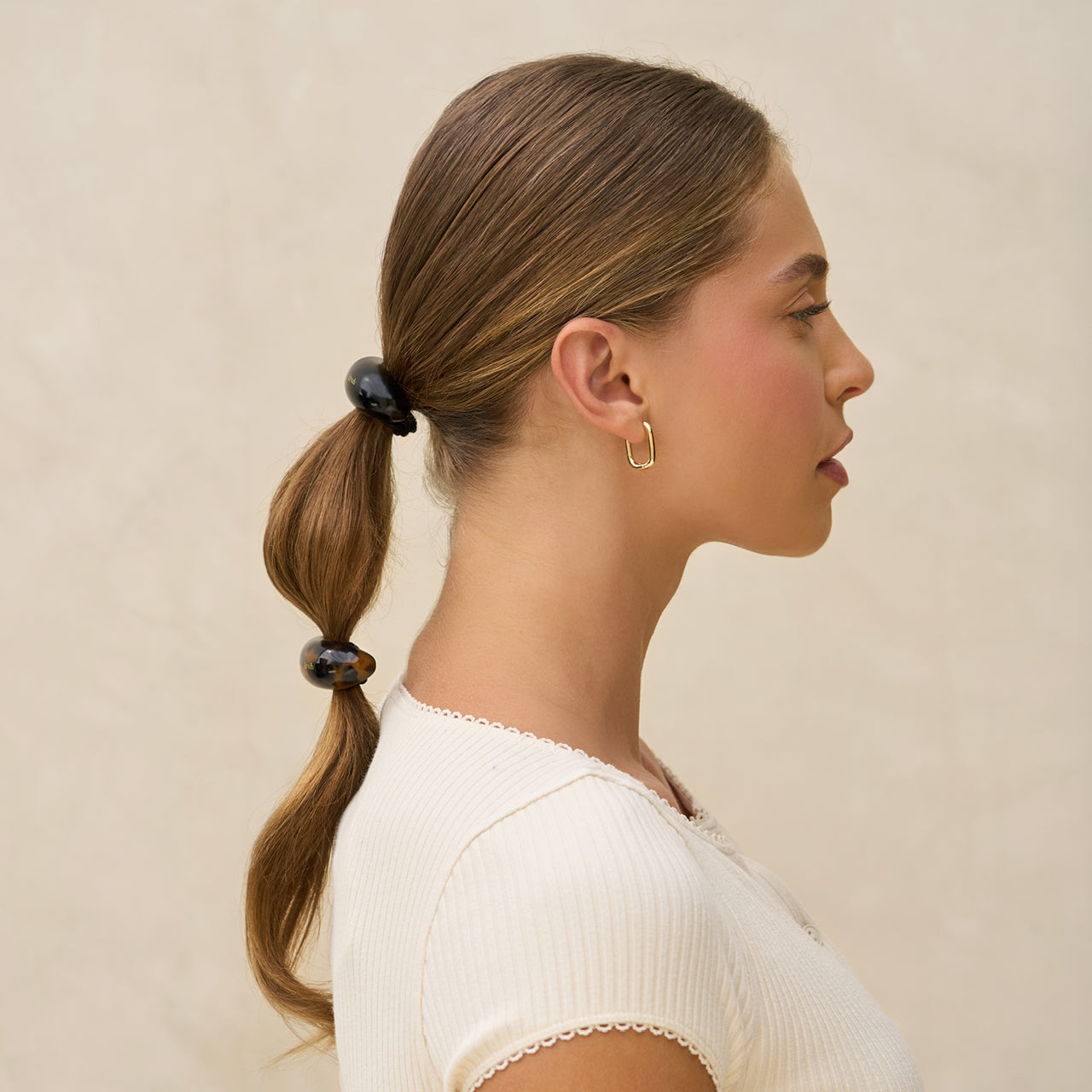 500928-RecycledPlasticMediumCloudCuffs-2pc-Black_Tort-Hair-Model-2-1280x1280px.jpg