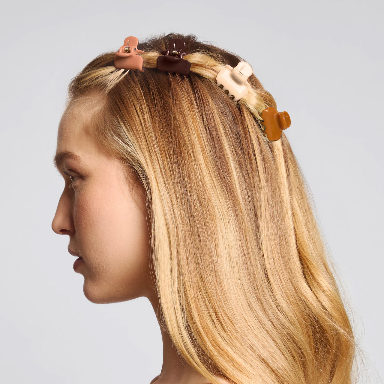 501581-RecycledPlastic-MiniCloudClips-8pc-Hair-Sedona-Model-1280x1280px.jpg