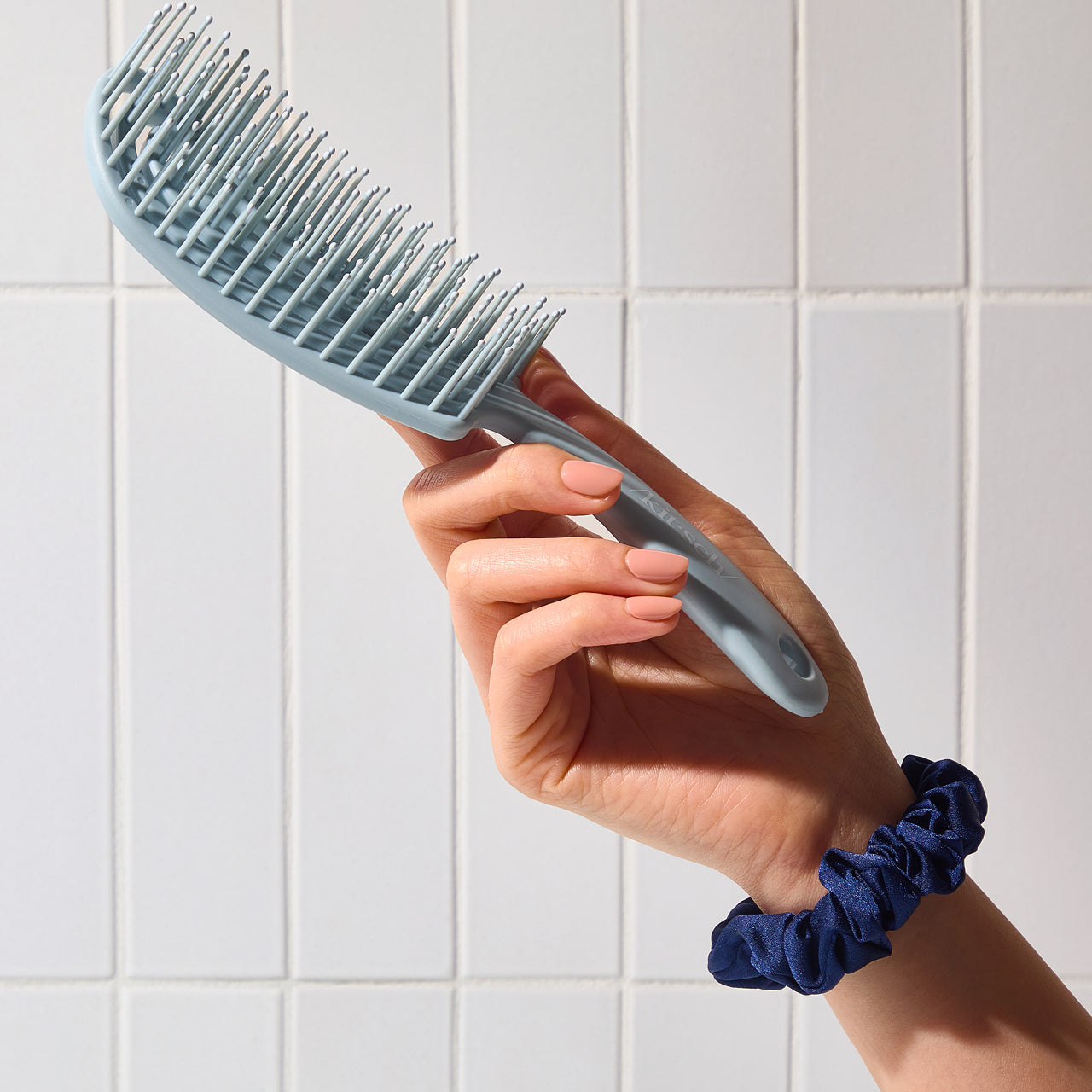 504247-DetanglingFlexiBrush-Pro-HazeBlue-Model-1280x1280px.jpg