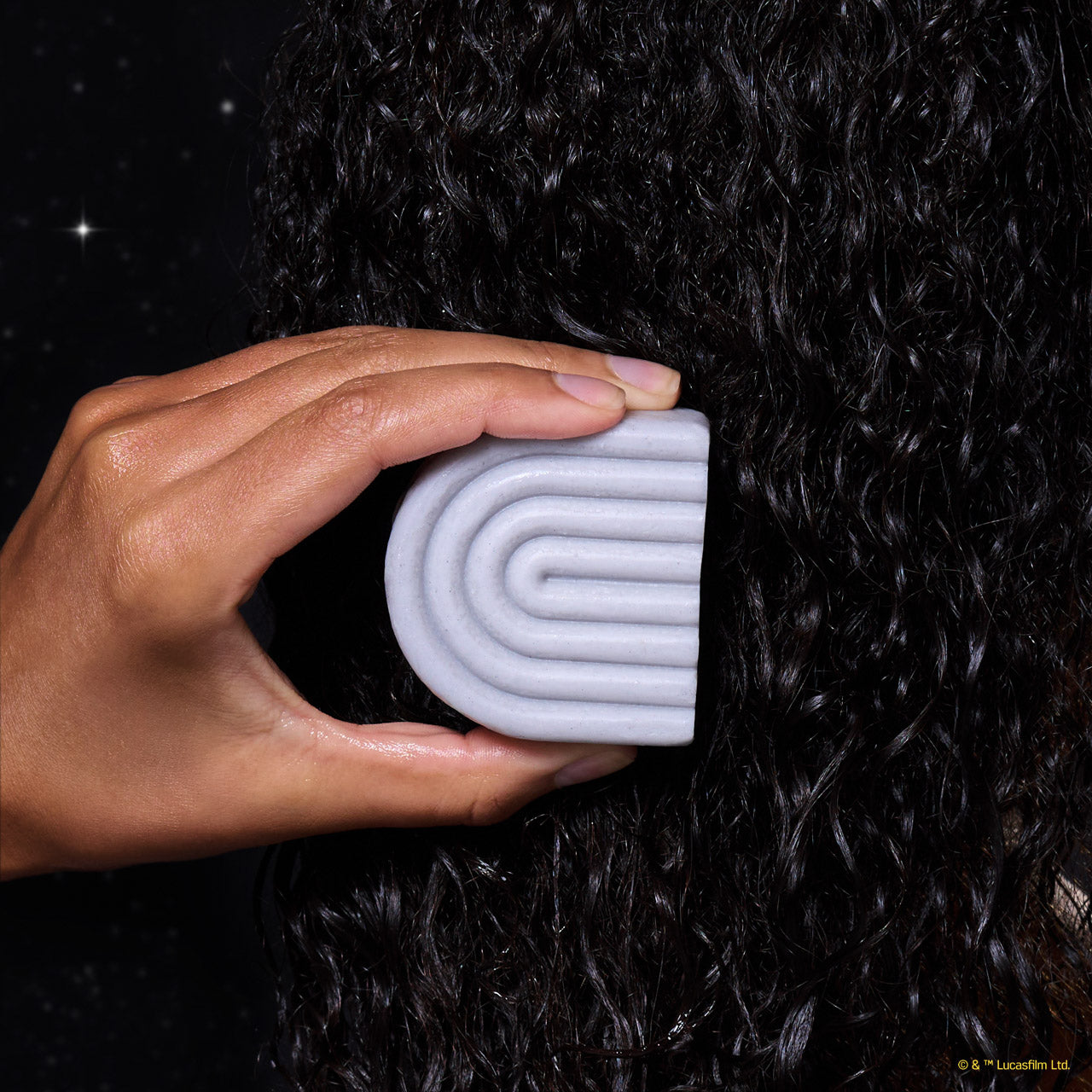 504513-StarWarsxKitsch-RiceWaterProteinStrengtheningSolidConditioner-R2-D2-Model-4-1280x1280px.jpg