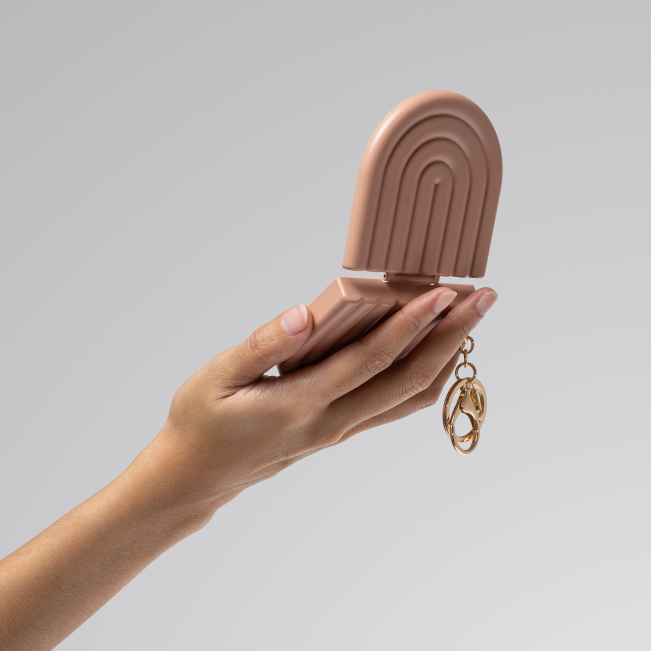 507583-CompactMirrorKeychain-Terracotta-model-4-1280x1280px.jpg