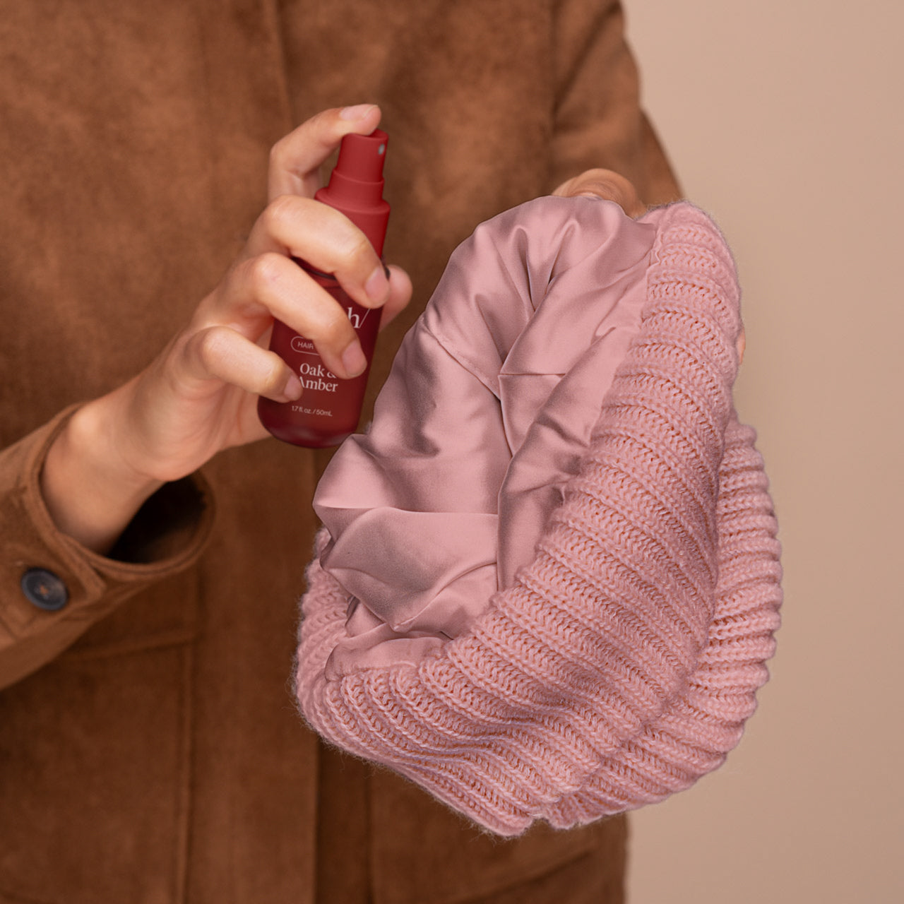 507644-505473-GlazeySatinLinedBeanie-Blush-HairPerfume-Oak_Amber-Model-1280x1280px.jpg