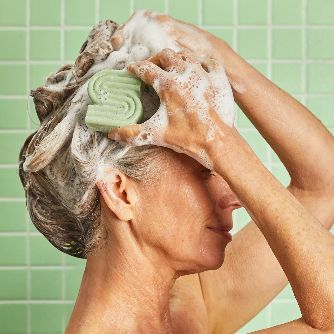 5458-TeaTree_MintSolidShampoo-Model-BottleFreeBeauty-Clarifying-1280x1280px.jpg