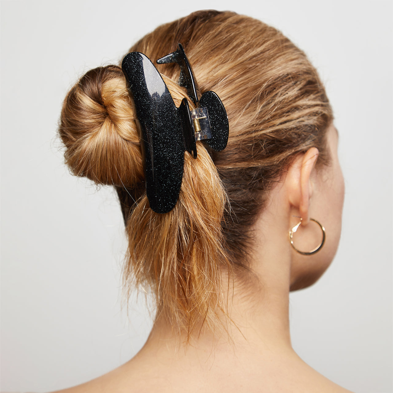 62019-RecycledPlastic-ClawClip-Model-Hair-Black_Glitter-1280x1280px.jpg