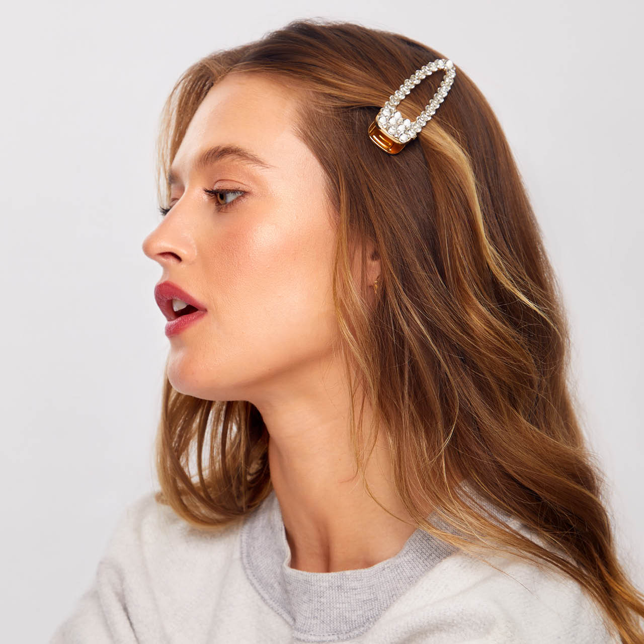63030-MetalRhinestoneLargeOpenShapeHairClip-1pc-Model-Hair-Gold-1280x1280px.jpg