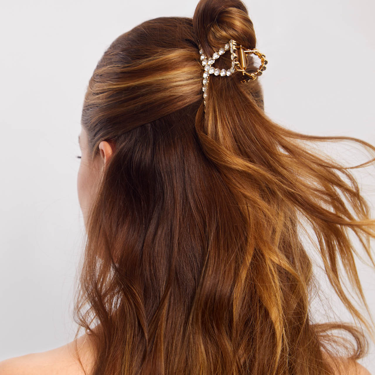 63078-CreativeProductShoot-MetalRhinestoneLoopClawClip-1pc-Model-Hair-Gold-2-1280x1280px.jpg