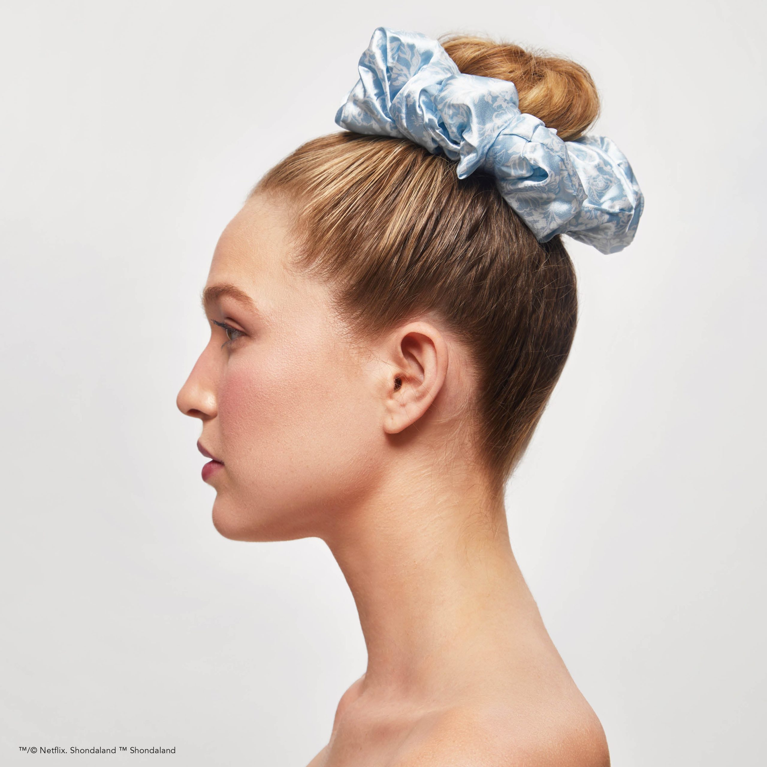 63627-BridgertonxKitsch-SatinPillowScrunchies-ToileDeBlue-Model-2-1280x1280px-scaled-1.jpg