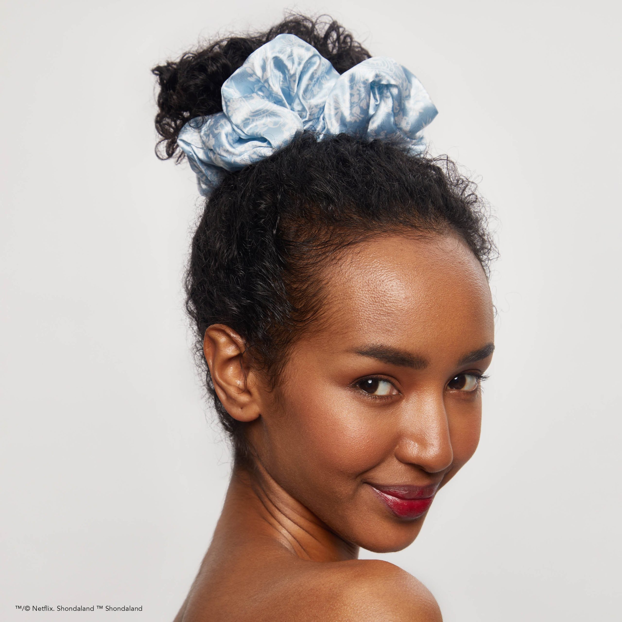 63627-BridgertonxKitsch-SatinPillowScrunchies-ToileDeBlue-Model-6-1280x1280px-scaled-1.jpg