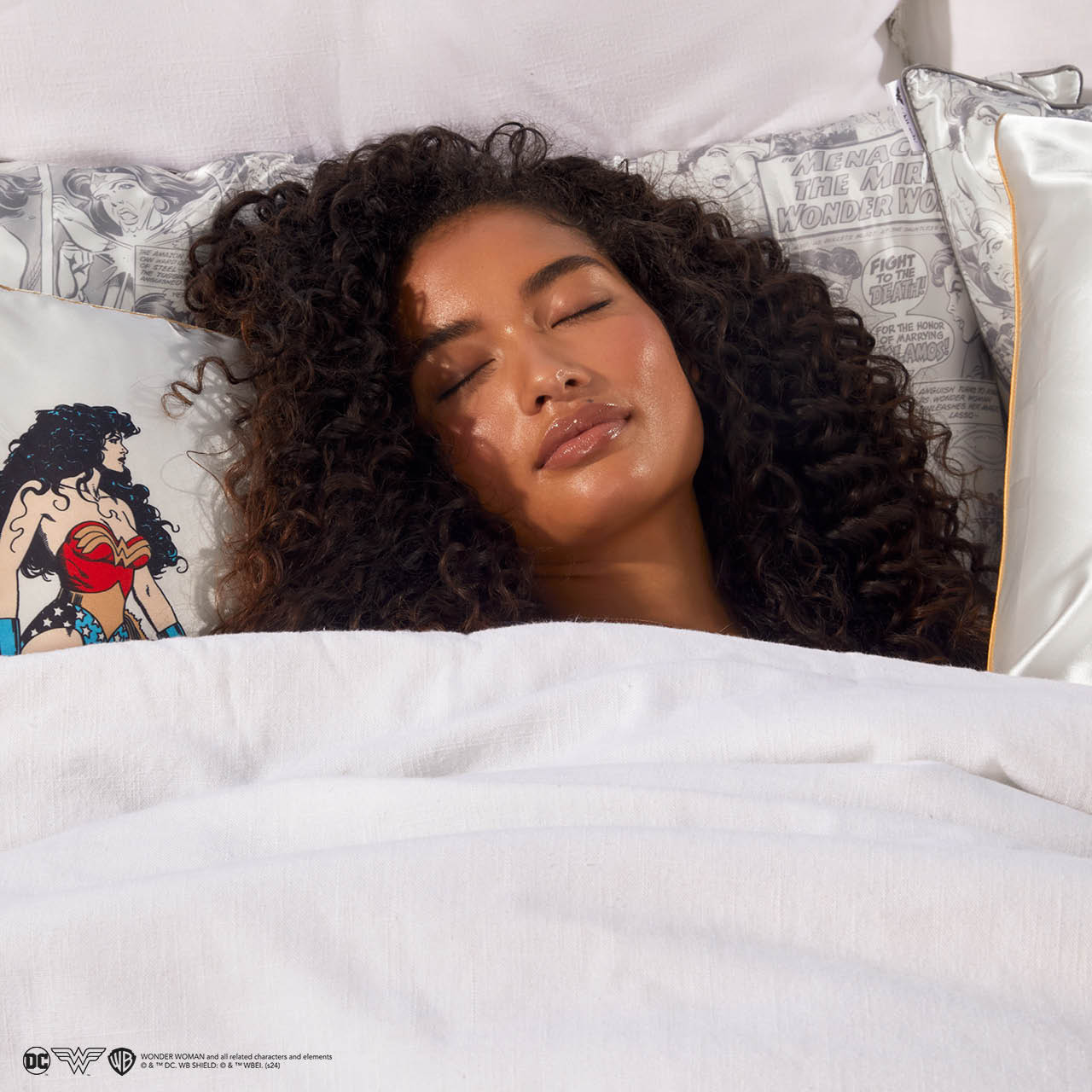 63979-63962-64174-64167-WonderWomanxKitsch-Model-Standard_KingPillowcase-ComicBook-BelieveInWonder-1280x1280px_1.jpg