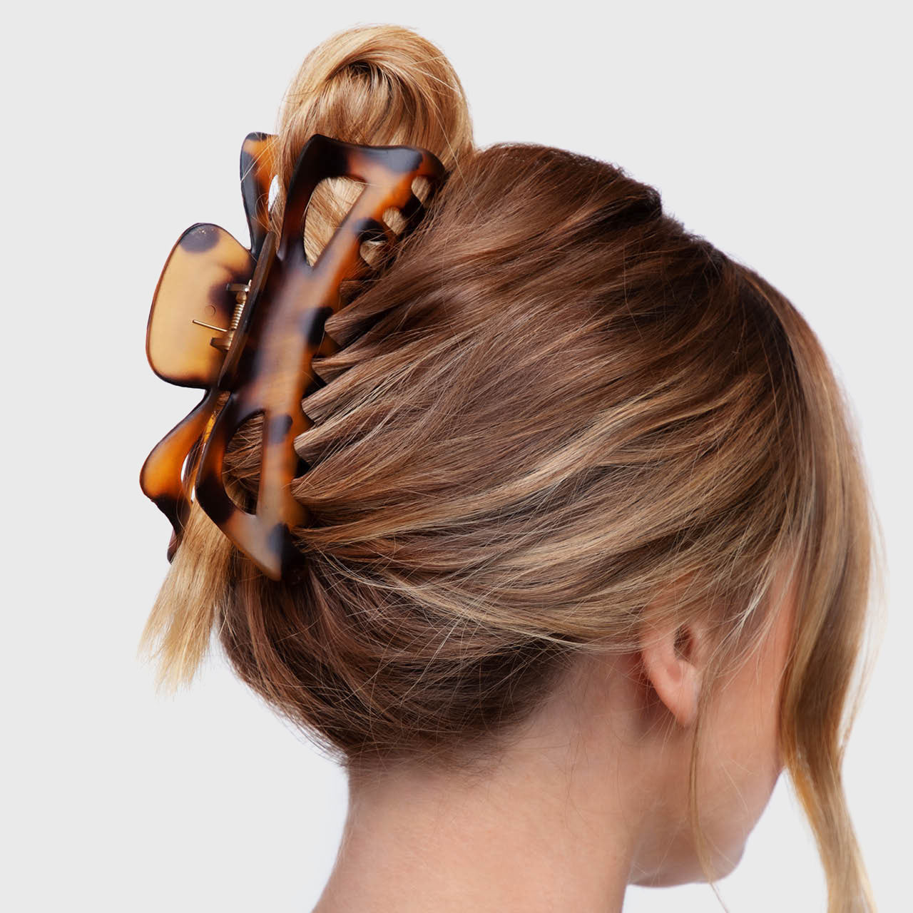 6578-RecycledPlastic-JumboClassicClawClips-2pc-Model-Hair-Black_Tort-3-1280x1280px.jpg