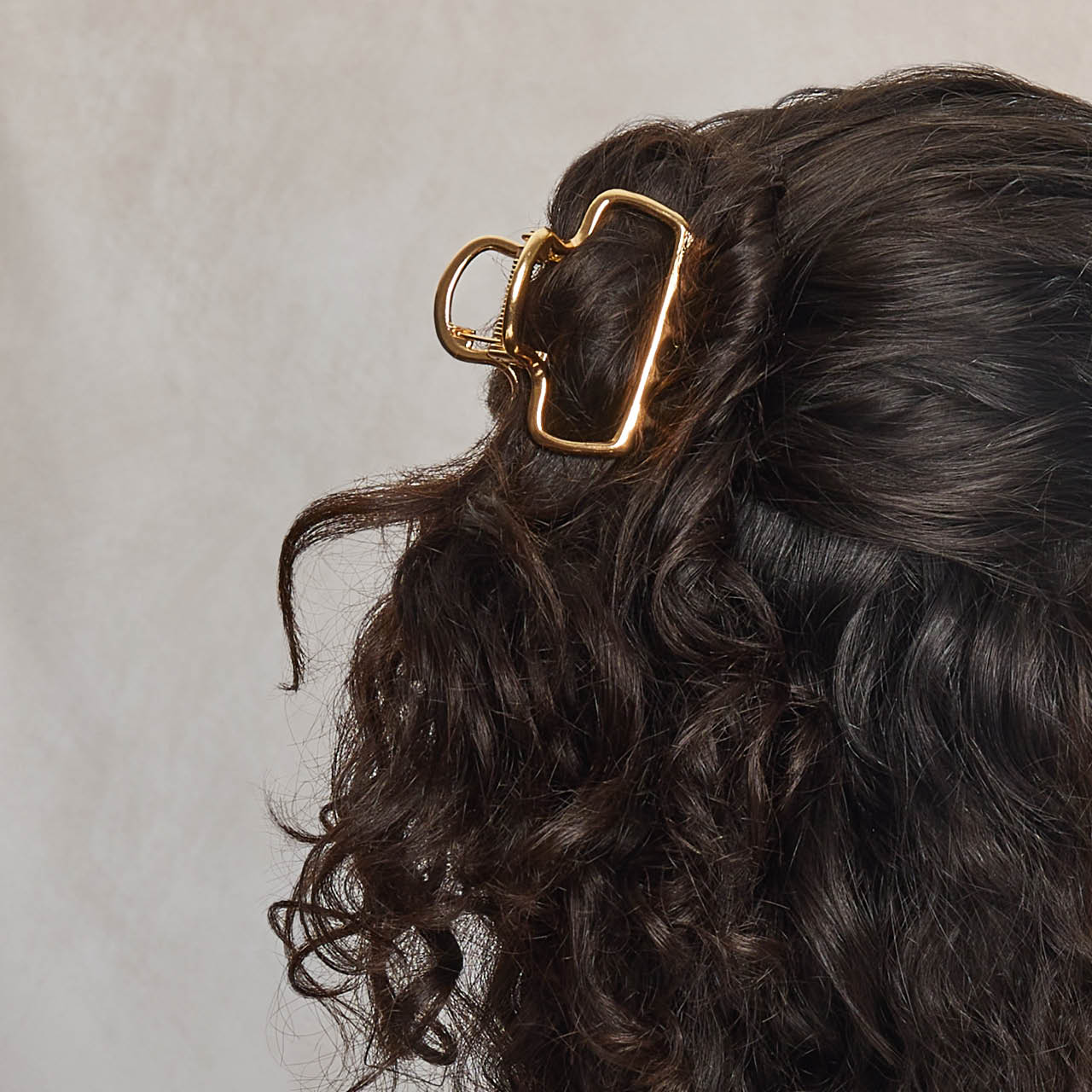 65942-MetalOpenShapeMediumPuffyClawClip-1pc-Model-Hair-Gold-1280x1280px.jpg