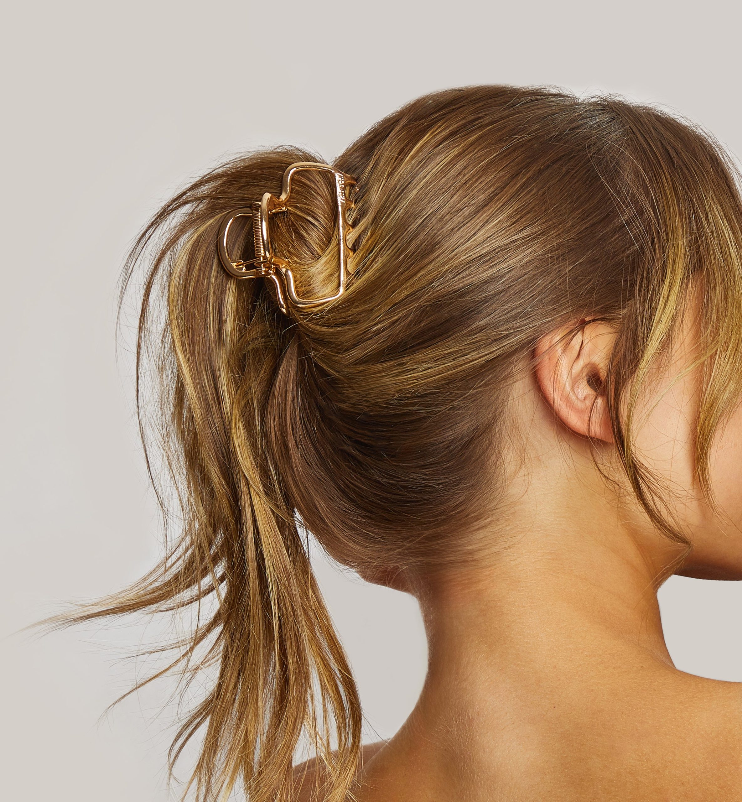 65942-MetalOpenShapeMediumPuffyClawClip-1pc-Model-Hair-Gold-6-300dpi-scaled-1.jpg