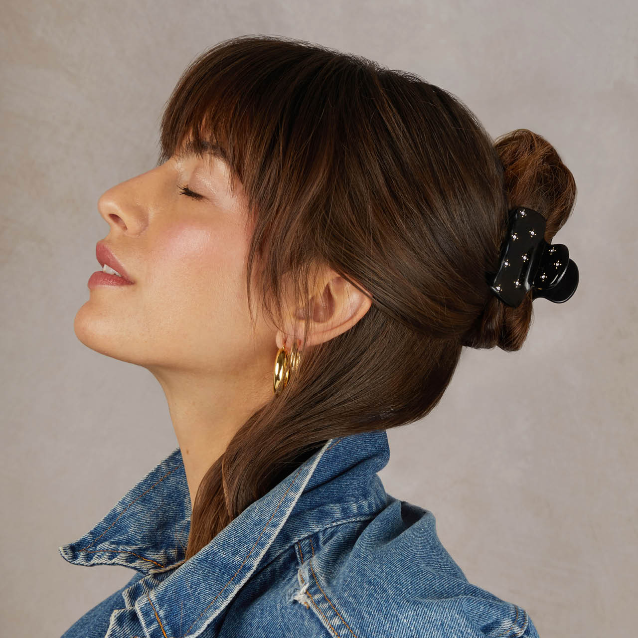 65966-RecycledPlasticRhinestoneMediumPuffyClawClip-1pc-Model-Hair-Black-2-1280x1280px.jpg