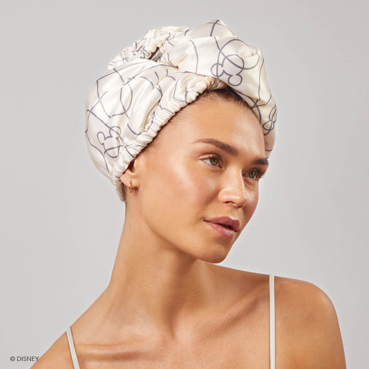 66031-MickeyMinniexKitsch-SatinWrappedHairTowel-MickeyMaze-Cream-Model-8-1280x1280px.jpg