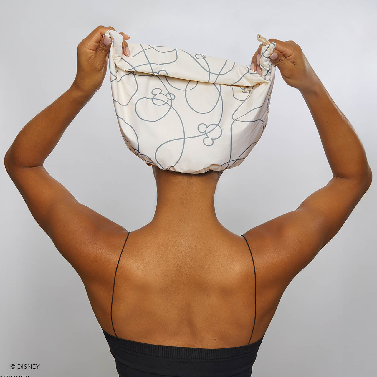 66048-MickeyMinniexKitsch-SatinLinedFlexiShowerCap-MickeyMaze-Cream-Model-2-1280x1280px.jpg