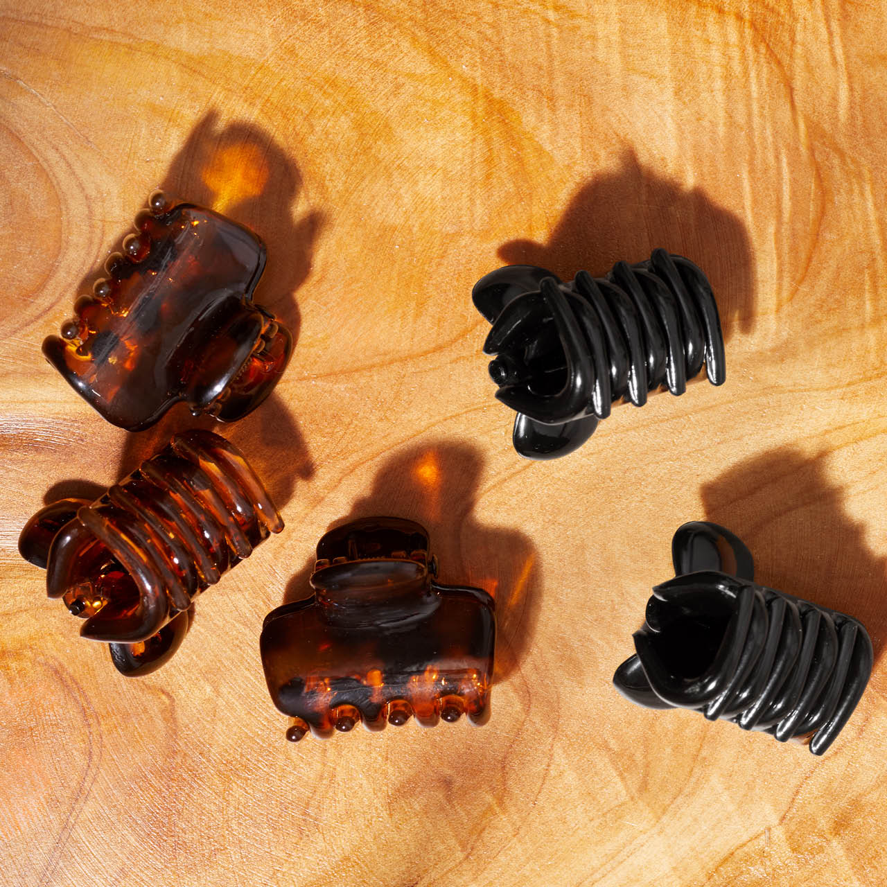 66215-CreativeProductShoot-RecycledPlasticMiniPuffyClawClips-6pc-Hair-Black_Tort-3-1280x1280px.jpg