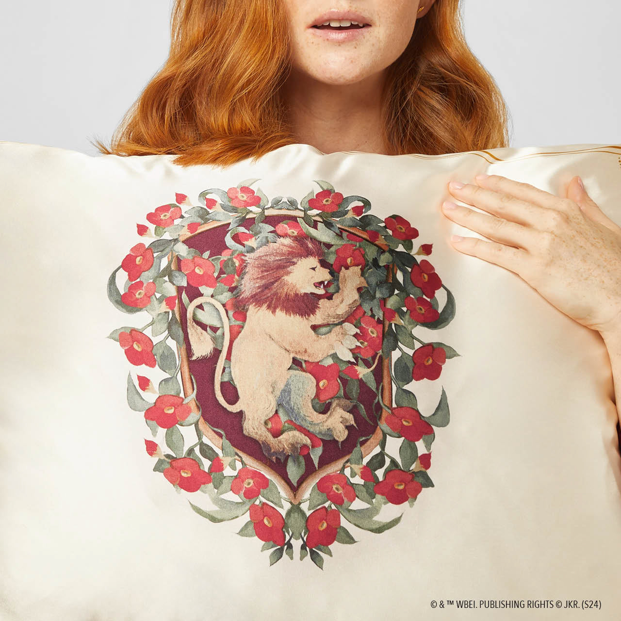 66611-66659-HarryPotterxKitsch-SatinPillowcase-Gryffindor-Model-1280x1280px.jpg