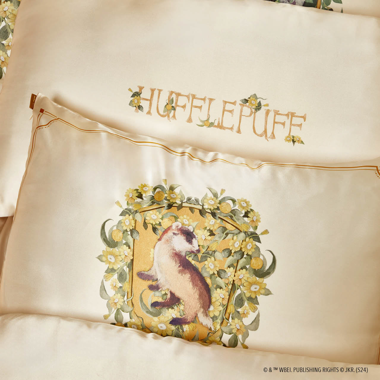 66628-66666-HarryPotterxKitsch-CreativeProductShoot-SatinPillowcase-Hufflepuff-1280x1280px.jpg