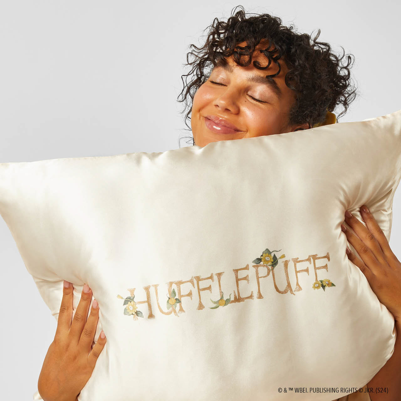66628-66666-HarryPotterxKitsch-SatinPillowcase-Hufflepuff-Model-2-1280x1280px.jpg