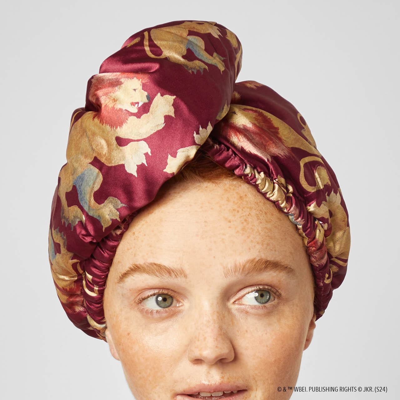 66710-HarryPotterxKitsch-SatinWrappedHairTowel-Gryffindor-Model-2-1280x1280px.jpg