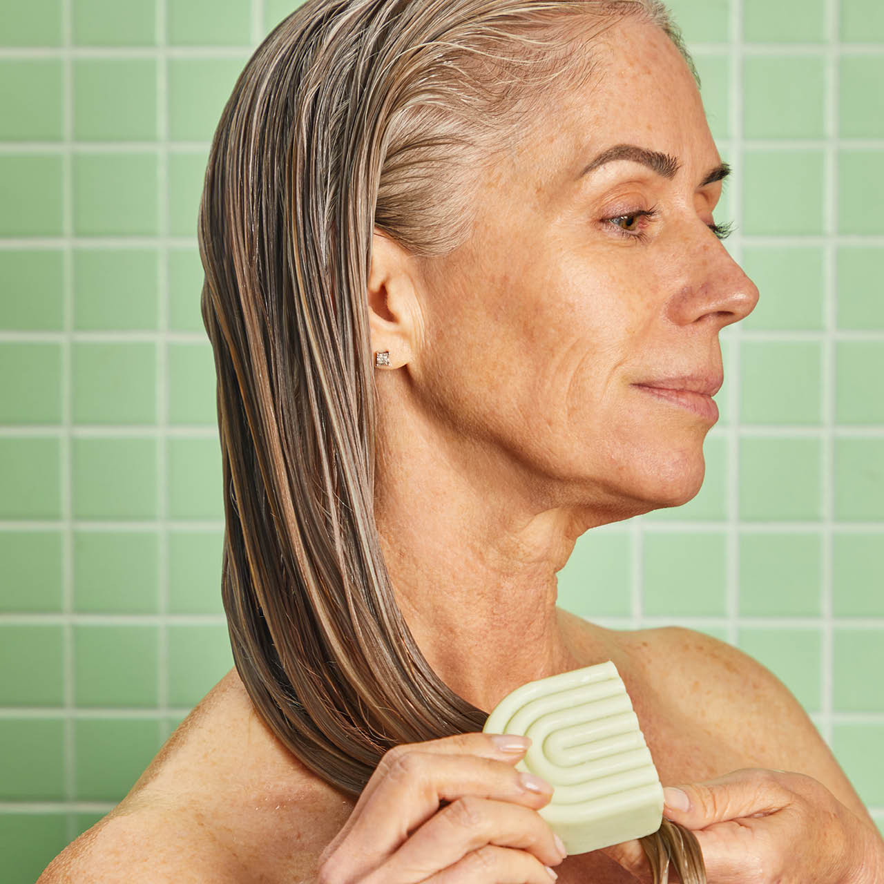 66833-TeaTree_MintSolidConditioner-Model-BottleFreeBeauty-Clarifying-1280x1280px_dc4df8e2-a558-4e95-8ba7-4e4b0a88277e.jpg