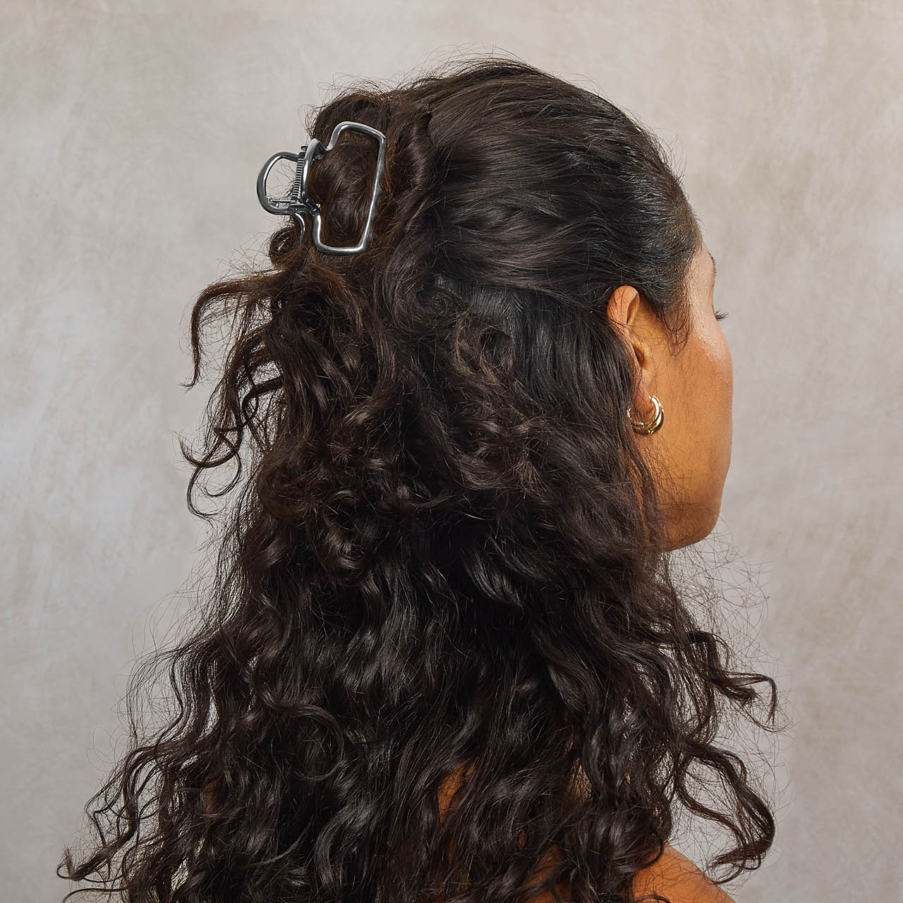 66956-MetalMediumOpenShapePuffyClawClip-1pc-Model-Hair-Hematite-1280x1280px_58ca3f05-bdf1-4567-9da2-5e44213d57ff.jpg