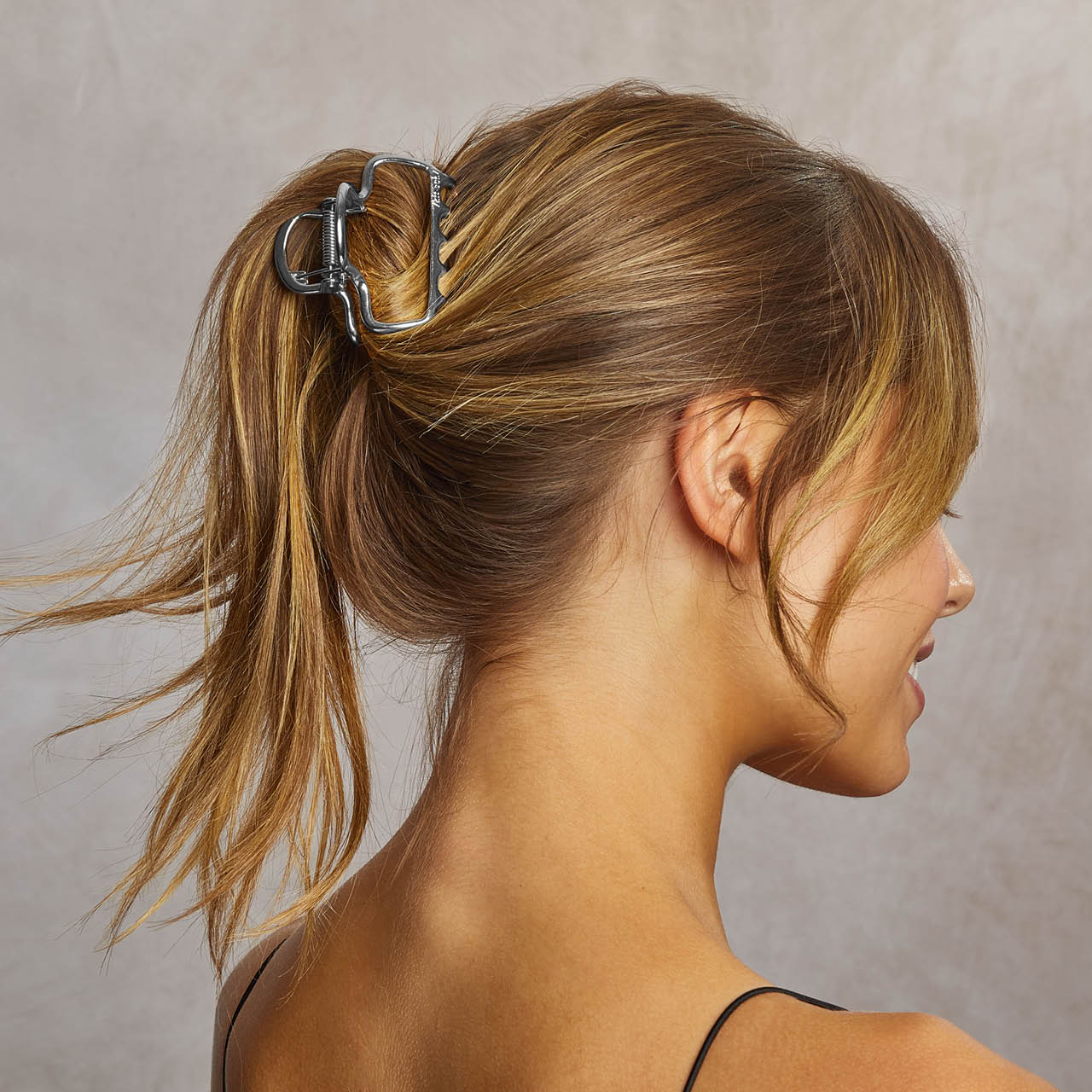 66956-MetalMediumOpenShapePuffyClawClip-1pc-Model-Hair-Hematite-2-1280x1280px.jpg