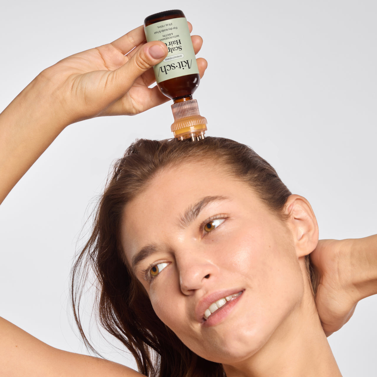 67830-60633-Scalp_HairOilApplicator-Terracotta-Model-Consumables-3-1280x1280px.jpg