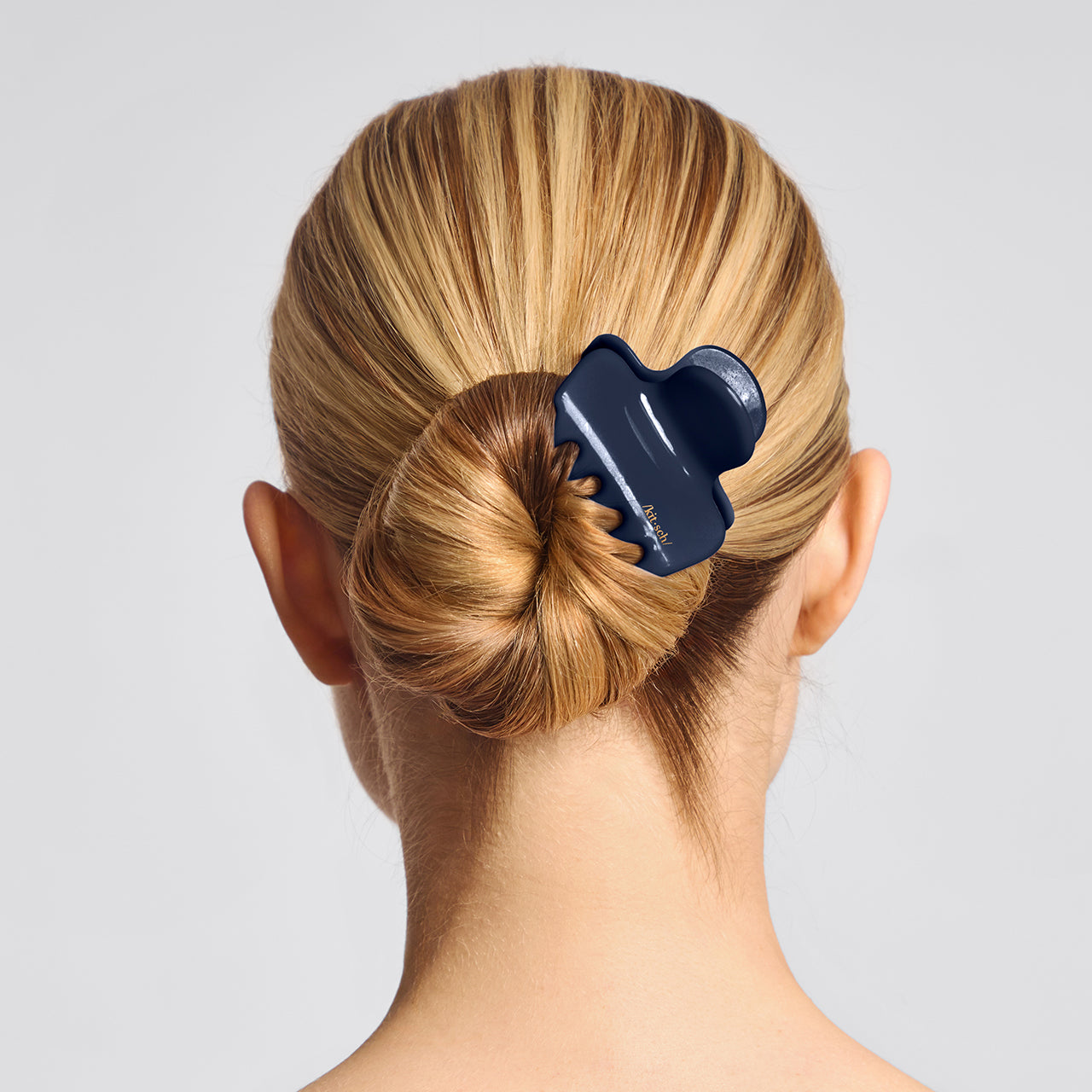68875-RecycledPlastic-MediumCloudClawClip-1pc-Hair-BlueOrchid-Model-2-1280x1280px.jpg