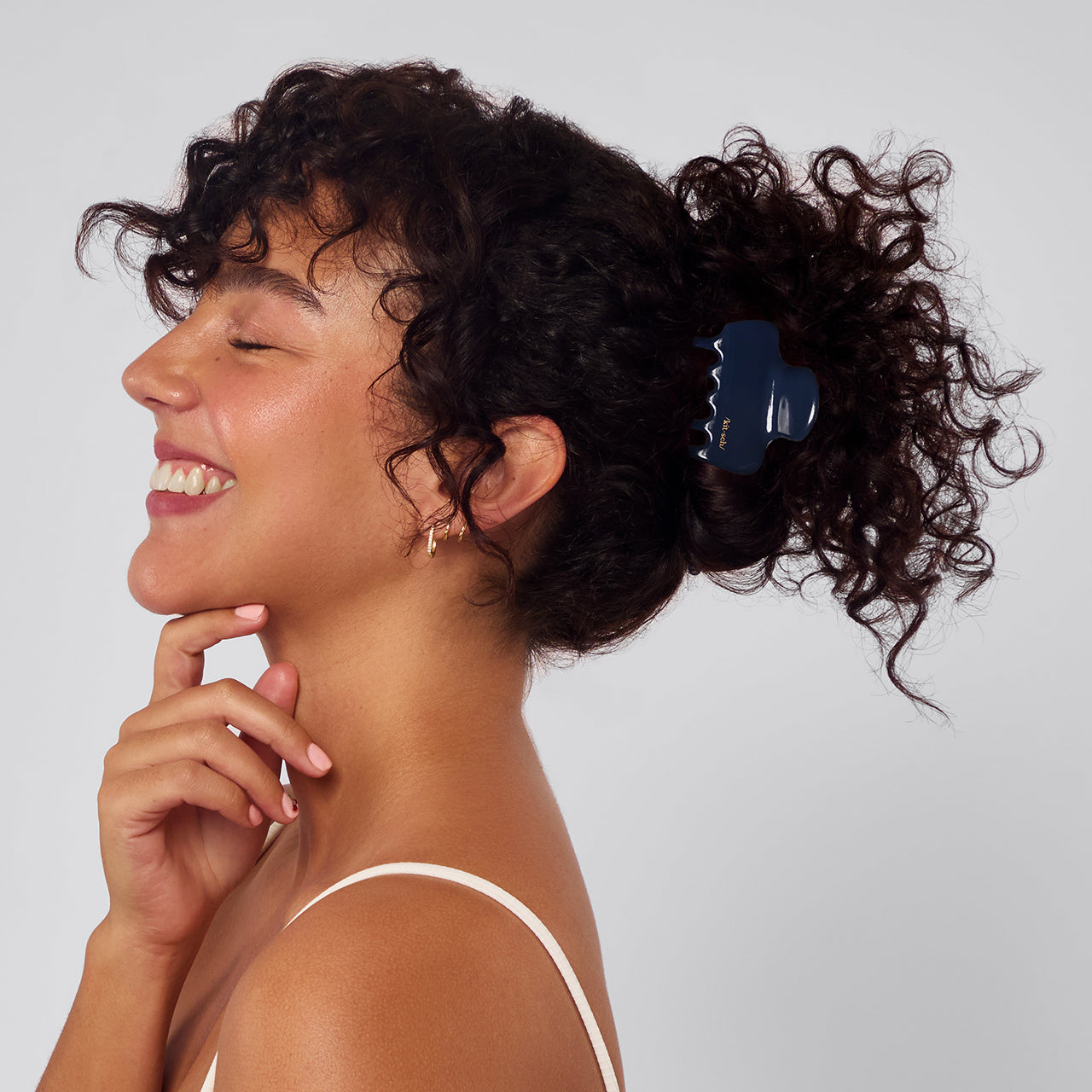 68875-RecycledPlastic-MediumCloudClawClip-1pc-Hair-BlueOrchid-Model-3-1280x1280px.jpg