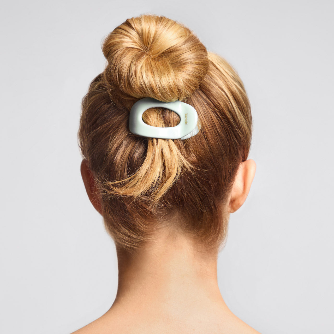 69001-RecycledPlastic-FlatCloudClip-Small-Hair-SageLeaf-Model-1280x1280px.jpg