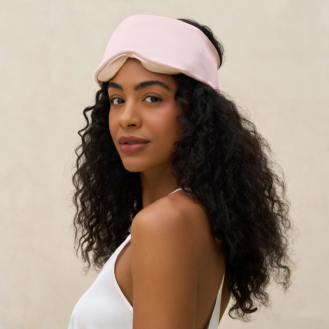 69124-ContourPillowEyeMask-Blush-Sleep-Model-1280x1280px.jpg
