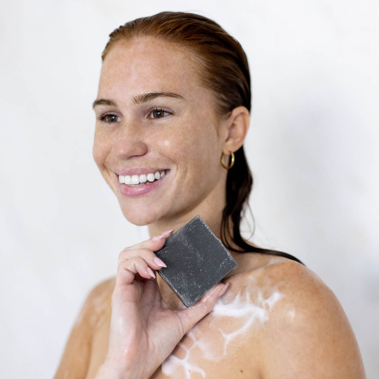 7575-CharcoalSolidBodyWashBar-Model-BottleFreeBeauty-Detoxifying-3-1280x1280px.jpg