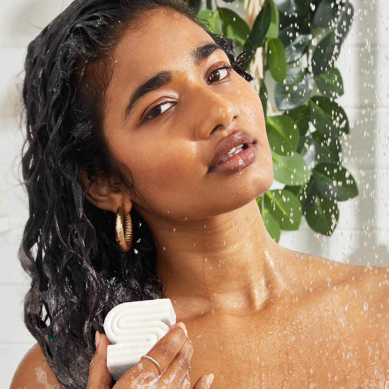 9432-UltraSensitiveSolidShampoo_BodyWashBar-Model-BottleFreeBeauty-2-1280x1280px.jpg